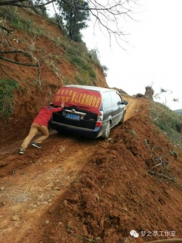  由于地震原因，道路崎岖，再好的車(chē)也要靠人力推才能(néng)勉強爬上坡。