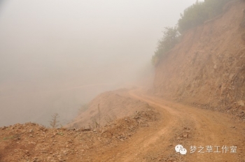 起霧了，原本美麗的霧氣卻暗含危險，把本來就十分(fēn)曲折的道路變得更加危險重重。