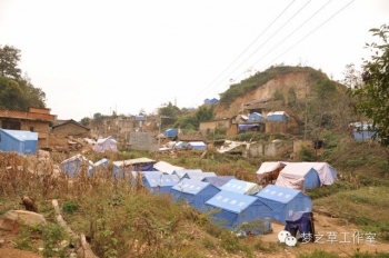 沿路上，雖然地震已經過去很(hěn)久，但失去家園的人們還是隻能(néng)住在這樣的救災帳篷裏。